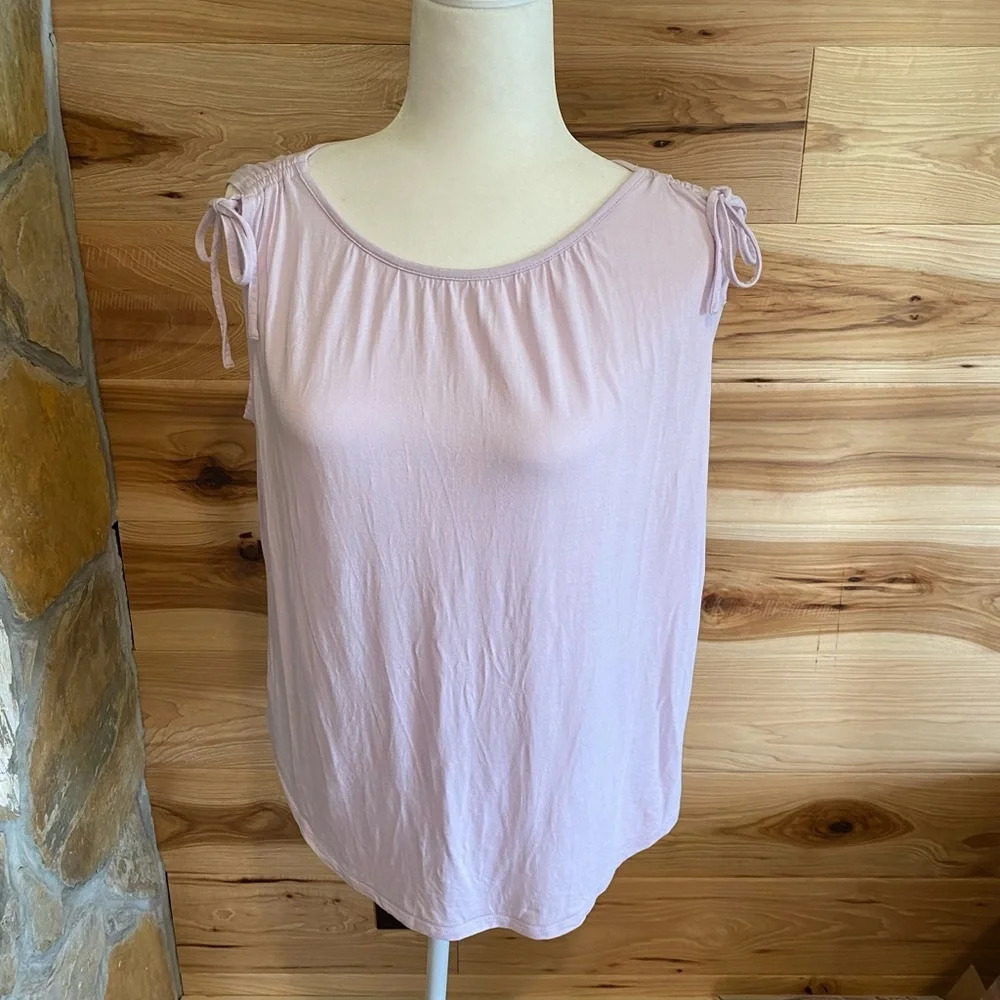 Loft Outlet lavendar sleeveless shirt size large‎